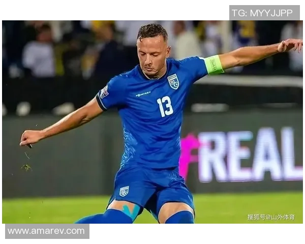 足球巨星大腿力量惊人瞬间展现，实力与魅力并存的完美画面